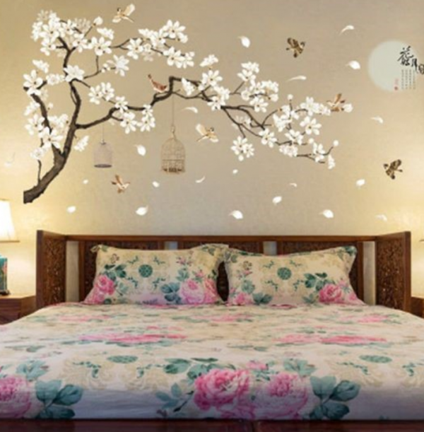 Penggunaan wall decal dengan desain unik dan menarik